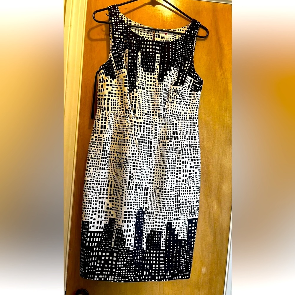 We love Vera cityscape city skyline from Anthropologie wiggle dress pockets! Sz8